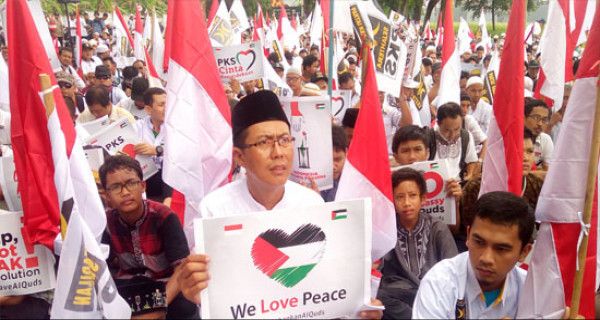 PKS Surabaya Demo di Depan Konjen AS - JPNN.com