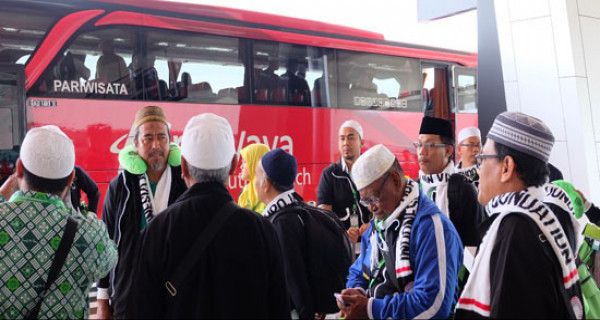 Gatot Berangkatkan Penjaga Makam Wali Sanga ke Tanah Suci - JPNN.com