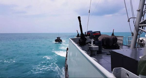 KRI Cucut Tangkap Kapal Ikan Tanpa Dokumen di Selat Bangka - JPNN.com