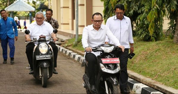 Menaker Hanif Jajal Motor Listrik Rakitan Siswa BLK Serang - JPNN.com