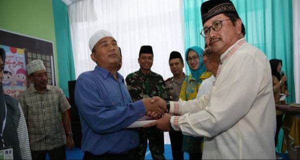 Pemkot Tangsel - Indah Kiat Wakafkan Ribuan Mushaf Alquran - JPNN.com