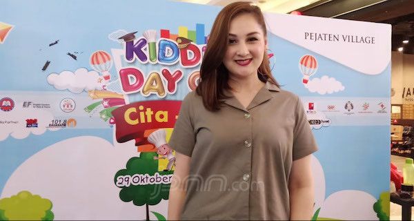 Kiat Mona Ratuliu Melepaskan Kecanduan Anak pada Gadget - JPNN.com