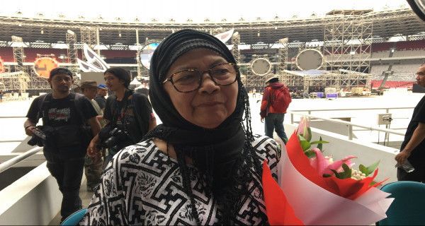 Bunda Iffet Ajak Slankers Jaga GBK - JPNN.com