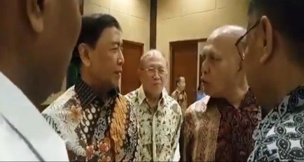 Saat Dua Jenderal 'Musuh Bebuyutan' Bertemu, Kivlan Zen Semprot Wiranto - JPNN.com