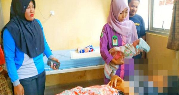 Tengah Malam, Seorang Ibu Melahirkan di Pinggir Jalan Pekon Sumberagung - JPNN.com