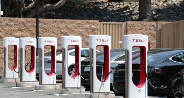 Tesla Batasi Pengisian Kendaraan Listrik di Stasiun Supercharger - JPNN.com
