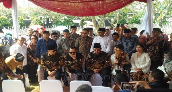 Idulfitri 1440 H: SBY dan Keluarga Berziarah ke Makam Ibu Ani - JPNN.com