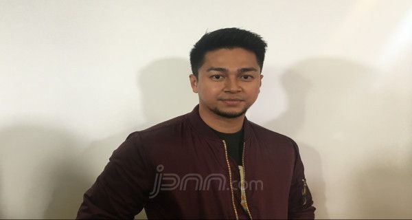 Deva Mahenra Kini jadi 'Ustaz Muda' - JPNN.com