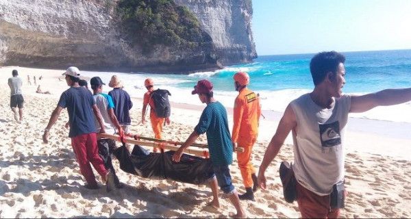 Melamun di Pinggir Pantai, Wisatawan Asal Vietnam Digulung Ombak - JPNN.com