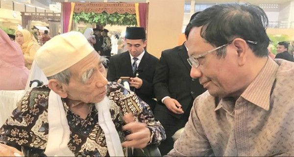 Kenangan Terakhir Mahfud MD dengan Mbah Moen, Waktu Itu Banyak yang Antre - JPNN.com