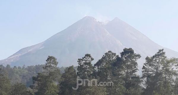 Gunung Merapi 17 Kali Keluarkan Lava Pijar - JPNN.com