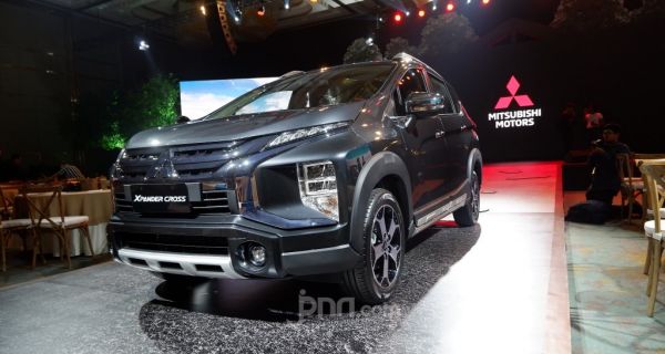 Simak 6 Perbedaan Mitsubishi Xpander Cross dengan Varian Standar - JPNN.com