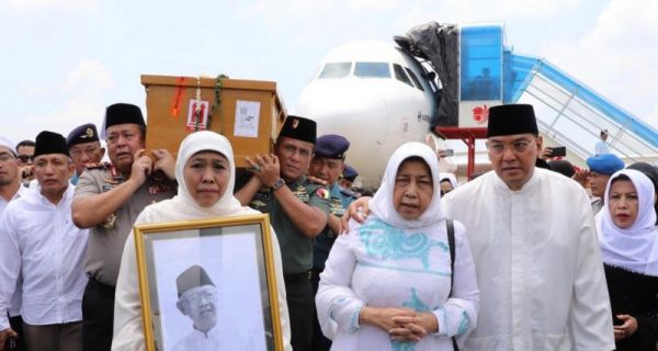 Wajah Sendu Khofifah Saat Membawa Foto Gus Sholah - JPNN.com