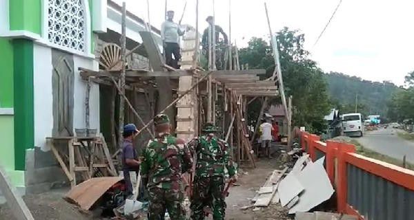 Selain Patroli Simpatik, Prajurit Pamrahwan Maluku Yonif 136 Juga Ikut Kerja Bakti - JPNN.com