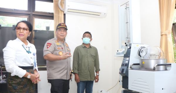 Polda Bali-Unud Manfaatkan Arak Bali Jadi Disinfektan dan Hand Sanitizer - JPNN.com