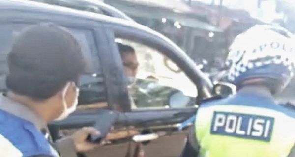 Oknum Polisi Kendarai Fortuner Marah-marah saat Ditegur Tak Pakai Masker, Lihat Gayanya - JPNN.com