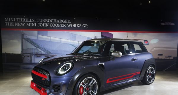 MINI John Cooper Works Versi Buas Hadir di Indonesia, Sebegini Harganya - JPNN.com