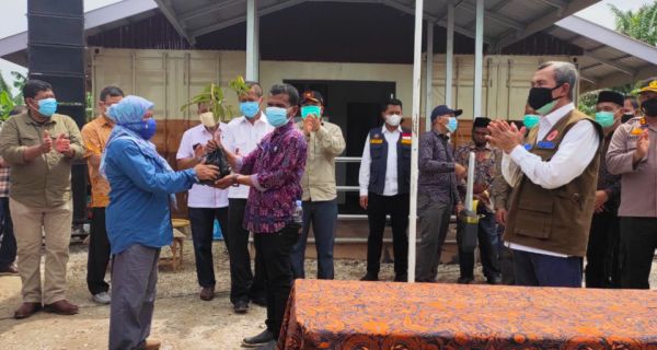 Pengendalian Karhutla Berbasis Tapak, KLHK Menyerahkan Kebun Bibit Desa di Dosan - JPNN.com