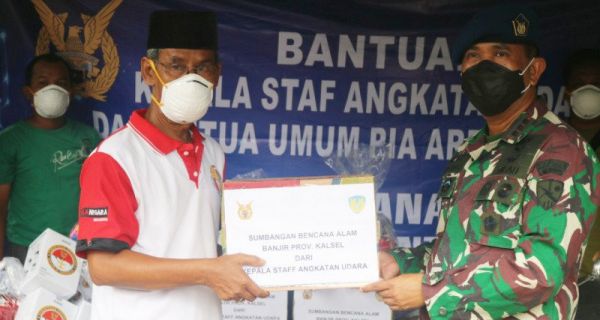 Bantuan dari KSAU Disalurkan Lanud Sjamsudin Noor, Mulai Sembako hingga Obat-obatan - JPNN.com