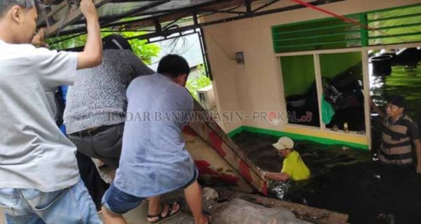 Astagfirullah, Habis Banjir Besar Terbitlah Rumah Ambles 2 Meter - JPNN.com