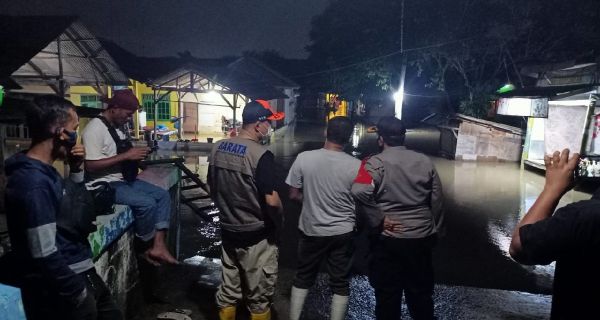 Banjir Merendam 2 Kampung di Bekasi, Warga Butuh Logistik - JPNN.com