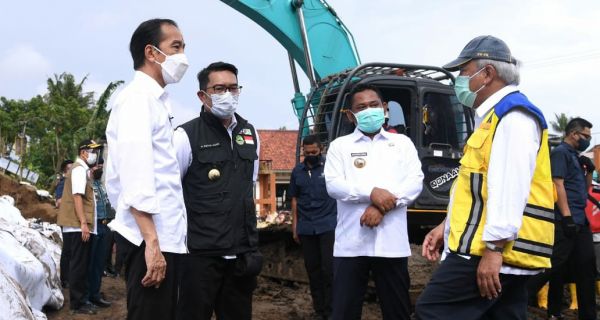 Jokowi Bagikan Bantuan saat Tinjau Tanggul Sungai Citarum yang Jebol - JPNN.com