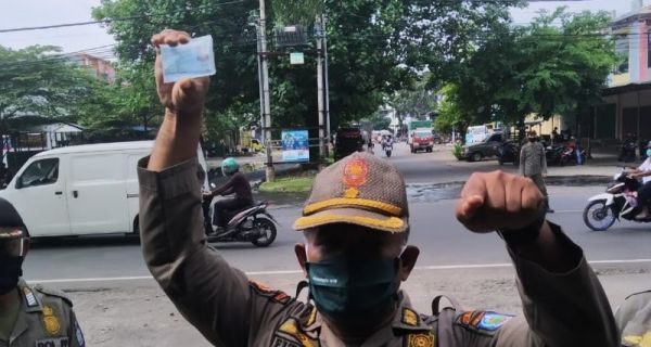 Detik-detik Satpol PP Merampas KTP Dekan FH UGR, Diwarnai Teriakan, Tegang - JPNN.com