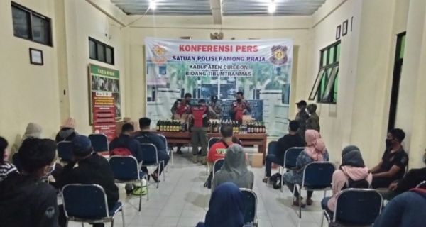 Mbak Y Tanpa Busana, S Sudah Pakai Celana, Ada yang Lagi Mabuk - JPNN.com