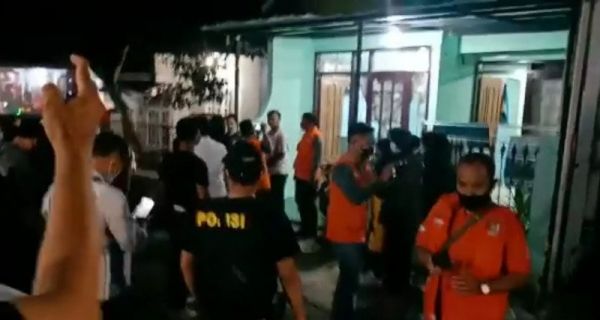 Wanita Terduga Teroris Diamankan Densus 88 di Bandung, Rumahnya Digeledah - JPNN.com