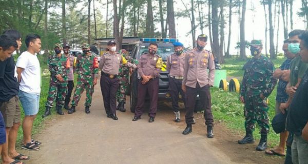 Polisi dan Pasukan Koramil Datang, Warga Langsung Bubar - JPNN.com