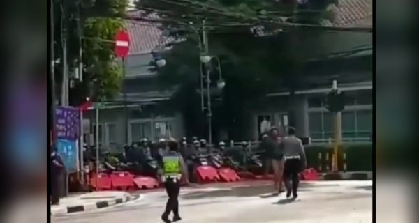 Sejumlah Pengendara Motor Menerobos Blokade, Polrestabes Bandung Langsung Bergerak - JPNN.com