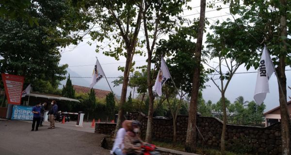 Bendera Putih Bergambar Emotikon Menangis Bermunculan di Garut, Sedih - JPNN.com