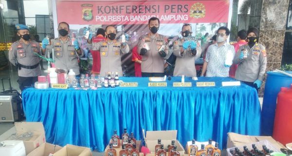 Polisi Gerebek Industri Rumahan Miras Oplosan di Bandarlampung, 6 Orang Ditangkap - JPNN.com