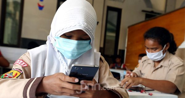 Kemenkominfo Ajak Pelajar Melek Literasi Digital Berbasis Kearifan Lokal - JPNN.com