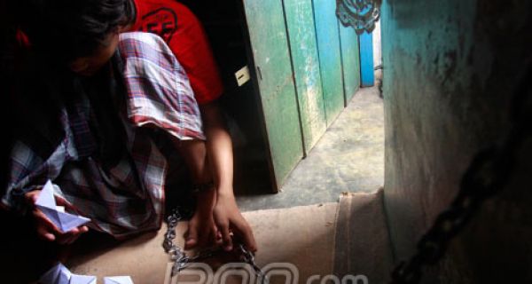 Gangguan Jiwa, ABG Mampang Dirantai Keluarga - JPNN.com