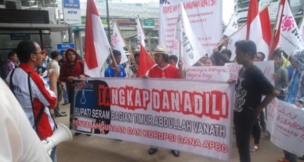 KPK Didesak Proses Bupati SBT - JPNN.com