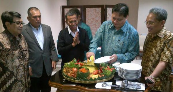 Rapat Terakhir, Komisi VI DPR Beri Tumpeng untuk Dahlan Iskan - JPNN.com