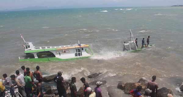 Dihantam Ombak Besar, Perahu Nelayan Karam - JPNN.com