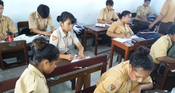 Kisah Hebat Tri Yakin, Siswi SMA yang Tak Punya Dua Tangan - JPNN.com