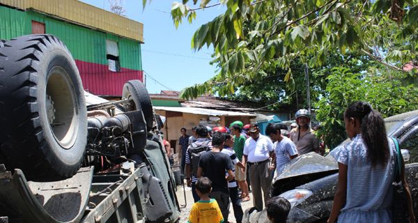 Mobil TNI Tabrak 2 Avanza, 1 Taksi dan 1 Warung Kopi - JPNN.com