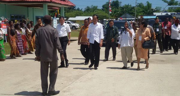 Bersama Jokowi, di Warung Angin Mamiri Manokwari - JPNN.com