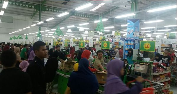 Belanja untuk Ramadan, Para Ibu Rebutan Troli di Supermarket - JPNN.com