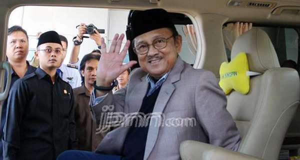 Habibie, dari Cinta Gadis Belanda Sampai Goda Guru Matematika - JPNN.com