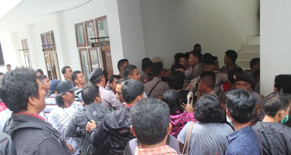 Silvester Dihukum 15 Tahun, Dilempari Sepatu dan Dikeroyok Usai Sidang - JPNN.com