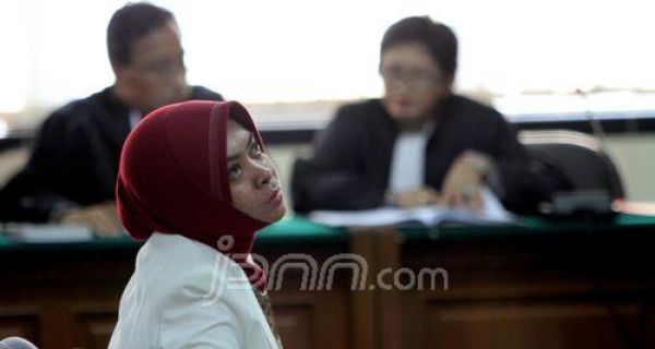 Wa Ode Nurhayati Menangis Bacakan Eksepsi - JPNN.com