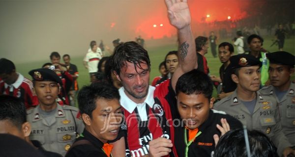 Milanisti Indonesia Berhamburan ke Lapangan - JPNN.com