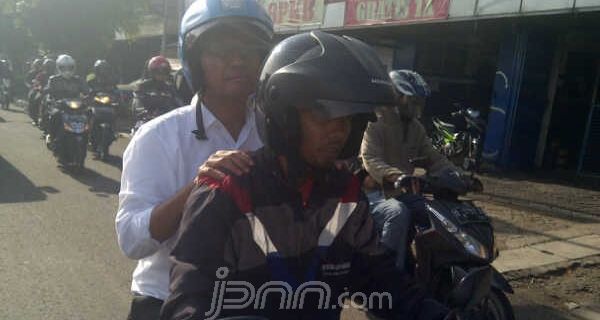 Gak Mau Telat, Dahlan Naik Ojek - JPNN.com