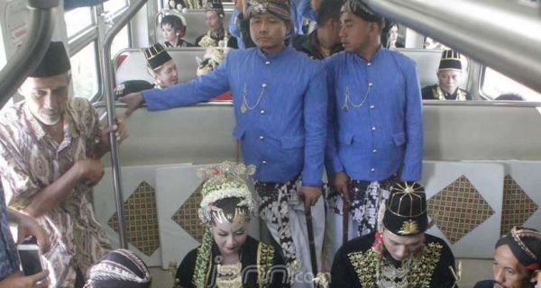 Jogja Memang Istimewa, Ada Nikah Massal di Kereta - JPNN.com