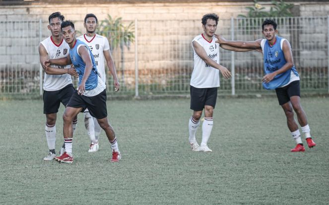 Mau Tampil Moncer, Ini Pesan Striker Timnas untuk Tiga Pemain Muda Lokal Bali United - JPNN.com Bali