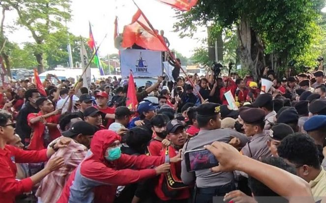 Massa Pendukung Haris Azhar Mencoba Mengadang Luhut Binsar - JPNN.com